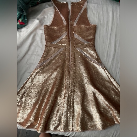 BCBGMAXAZRIA Gold Sequins Dress Size 04 Brand New - Picture 3 of 9